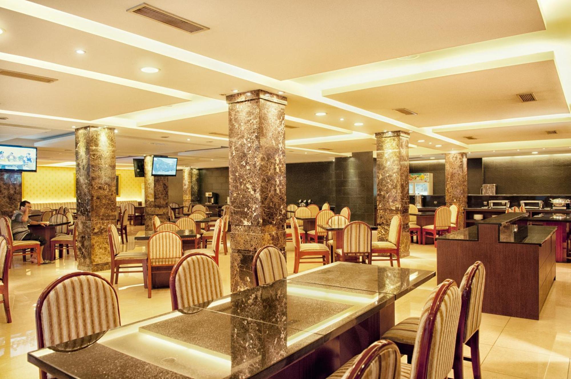 Grand Sakura Hotel Medan Kültér fotó